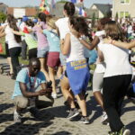 21.07.2016 Pielgrzymi z różnych krajów, zdążający na Światowe Dni Młodzieży w Krakowie spotkali się w Wiślicy. / Jarosław Kubalski / Radio Kielce
