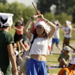 21.07.2016 Pielgrzymi z różnych krajów, zdążający na Światowe Dni Młodzieży w Krakowie spotkali się w Wiślicy. / Jarosław Kubalski / Radio Kielce