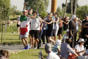 21.07.2016 Pielgrzymi z różnych krajów, zdążający na Światowe Dni Młodzieży w Krakowie spotkali się w Wiślicy. / Jarosław Kubalski / Radio Kielce