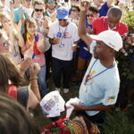 21.07.2016 Pielgrzymi z różnych krajów, zdążający na Światowe Dni Młodzieży w Krakowie spotkali się w Wiślicy. / Jarosław Kubalski / Radio Kielce