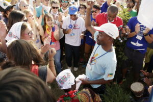 21.07.2016 Pielgrzymi z różnych krajów, zdążający na Światowe Dni Młodzieży w Krakowie spotkali się w Wiślicy. / Jarosław Kubalski / Radio Kielce