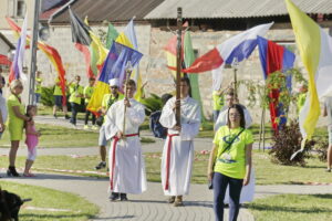 21.07.2016 Pielgrzymi z różnych krajów, zdążający na Światowe Dni Młodzieży w Krakowie spotkali się w Wiślicy. / Jarosław Kubalski / Radio Kielce