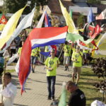 21.07.2016 Pielgrzymi z różnych krajów, zdążający na Światowe Dni Młodzieży w Krakowie spotkali się w Wiślicy. / Jarosław Kubalski / Radio Kielce