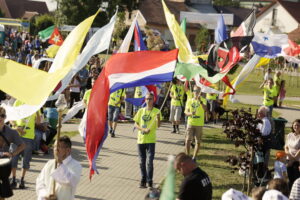 21.07.2016 Pielgrzymi z różnych krajów, zdążający na Światowe Dni Młodzieży w Krakowie spotkali się w Wiślicy. / Jarosław Kubalski / Radio Kielce