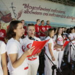 21.07.2016 Pielgrzymi z różnych krajów, zdążający na Światowe Dni Młodzieży w Krakowie spotkali się w Wiślicy. / Jarosław Kubalski / Radio Kielce