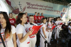 21.07.2016 Pielgrzymi z różnych krajów, zdążający na Światowe Dni Młodzieży w Krakowie spotkali się w Wiślicy. / Jarosław Kubalski / Radio Kielce