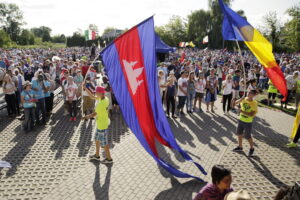 21.07.2016 Pielgrzymi z różnych krajów, zdążający na Światowe Dni Młodzieży w Krakowie spotkali się w Wiślicy. / Jarosław Kubalski / Radio Kielce