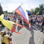 21.07.2016 Pielgrzymi z różnych krajów, zdążający na Światowe Dni Młodzieży w Krakowie spotkali się w Wiślicy. / Jarosław Kubalski / Radio Kielce