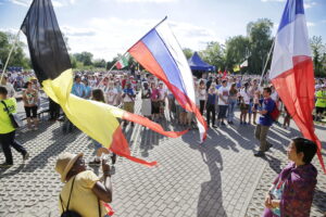 21.07.2016 Pielgrzymi z różnych krajów, zdążający na Światowe Dni Młodzieży w Krakowie spotkali się w Wiślicy. / Jarosław Kubalski / Radio Kielce