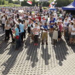 21.07.2016 Pielgrzymi z różnych krajów, zdążający na Światowe Dni Młodzieży w Krakowie spotkali się w Wiślicy. / Jarosław Kubalski / Radio Kielce