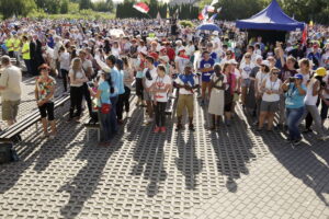 21.07.2016 Pielgrzymi z różnych krajów, zdążający na Światowe Dni Młodzieży w Krakowie spotkali się w Wiślicy. / Jarosław Kubalski / Radio Kielce