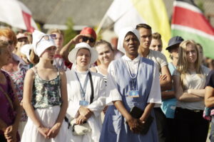 21.07.2016 Pielgrzymi z różnych krajów, zdążający na Światowe Dni Młodzieży w Krakowie spotkali się w Wiślicy. / Jarosław Kubalski / Radio Kielce