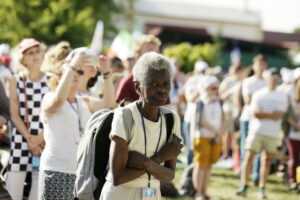 21.07.2016 Pielgrzymi z różnych krajów, zdążający na Światowe Dni Młodzieży w Krakowie spotkali się w Wiślicy. / Jarosław Kubalski / Radio Kielce