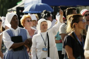 21.07.2016 Pielgrzymi z różnych krajów, zdążający na Światowe Dni Młodzieży w Krakowie spotkali się w Wiślicy. / Jarosław Kubalski / Radio Kielce