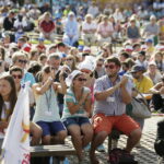 21.07.2016 Pielgrzymi z różnych krajów, zdążający na Światowe Dni Młodzieży w Krakowie spotkali się w Wiślicy. / Jarosław Kubalski / Radio Kielce