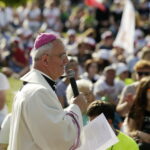 21.07.2016 Pielgrzymi z różnych krajów, zdążający na Światowe Dni Młodzieży w Krakowie spotkali się w Wiślicy. / Jarosław Kubalski / Radio Kielce