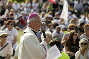 21.07.2016 Pielgrzymi z różnych krajów, zdążający na Światowe Dni Młodzieży w Krakowie spotkali się w Wiślicy. / Jarosław Kubalski / Radio Kielce