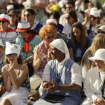 21.07.2016 Pielgrzymi z różnych krajów, zdążający na Światowe Dni Młodzieży w Krakowie spotkali się w Wiślicy. / Jarosław Kubalski / Radio Kielce