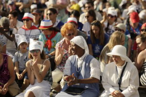 21.07.2016 Pielgrzymi z różnych krajów, zdążający na Światowe Dni Młodzieży w Krakowie spotkali się w Wiślicy. / Jarosław Kubalski / Radio Kielce