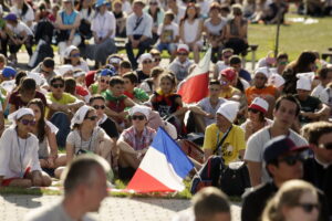 21.07.2016 Pielgrzymi z różnych krajów, zdążający na Światowe Dni Młodzieży w Krakowie spotkali się w Wiślicy. / Jarosław Kubalski / Radio Kielce