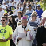 21.07.2016 Pielgrzymi z różnych krajów, zdążający na Światowe Dni Młodzieży w Krakowie spotkali się w Wiślicy. / Jarosław Kubalski / Radio Kielce