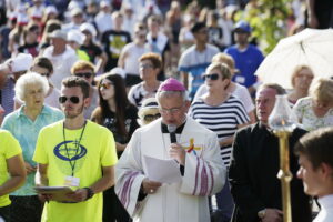 21.07.2016 Pielgrzymi z różnych krajów, zdążający na Światowe Dni Młodzieży w Krakowie spotkali się w Wiślicy. / Jarosław Kubalski / Radio Kielce