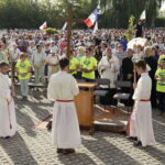 21.07.2016 Pielgrzymi z różnych krajów, zdążający na Światowe Dni Młodzieży w Krakowie spotkali się w Wiślicy. / Jarosław Kubalski / Radio Kielce