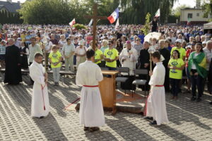 21.07.2016 Pielgrzymi z różnych krajów, zdążający na Światowe Dni Młodzieży w Krakowie spotkali się w Wiślicy. / Jarosław Kubalski / Radio Kielce