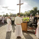 21.07.2016 Pielgrzymi z różnych krajów, zdążający na Światowe Dni Młodzieży w Krakowie spotkali się w Wiślicy. / Jarosław Kubalski / Radio Kielce
