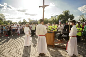 21.07.2016 Pielgrzymi z różnych krajów, zdążający na Światowe Dni Młodzieży w Krakowie spotkali się w Wiślicy. / Jarosław Kubalski / Radio Kielce