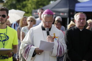 21.07.2016 Pielgrzymi z różnych krajów, zdążający na Światowe Dni Młodzieży w Krakowie spotkali się w Wiślicy. / Jarosław Kubalski / Radio Kielce