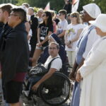 21.07.2016 Pielgrzymi z różnych krajów, zdążający na Światowe Dni Młodzieży w Krakowie spotkali się w Wiślicy. / Jarosław Kubalski / Radio Kielce