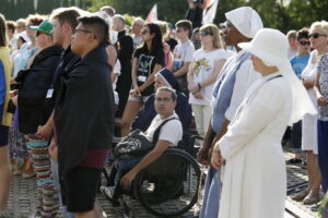 21.07.2016 Pielgrzymi z różnych krajów, zdążający na Światowe Dni Młodzieży w Krakowie spotkali się w Wiślicy. / Jarosław Kubalski / Radio Kielce