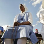 21.07.2016 Pielgrzymi z różnych krajów, zdążający na Światowe Dni Młodzieży w Krakowie spotkali się w Wiślicy. / Jarosław Kubalski / Radio Kielce