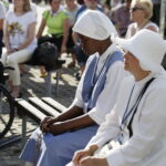 21.07.2016 Pielgrzymi z różnych krajów, zdążający na Światowe Dni Młodzieży w Krakowie spotkali się w Wiślicy. / Jarosław Kubalski / Radio Kielce