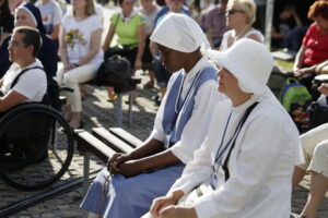 21.07.2016 Pielgrzymi z różnych krajów, zdążający na Światowe Dni Młodzieży w Krakowie spotkali się w Wiślicy. / Jarosław Kubalski / Radio Kielce