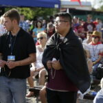 21.07.2016 Pielgrzymi z różnych krajów, zdążający na Światowe Dni Młodzieży w Krakowie spotkali się w Wiślicy. / Jarosław Kubalski / Radio Kielce