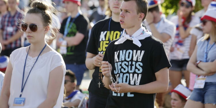 21.07.2016 Pielgrzymi z różnych krajów, zdążający na Światowe Dni Młodzieży w Krakowie spotkali się w Wiślicy. / Jarosław Kubalski / Radio Kielce