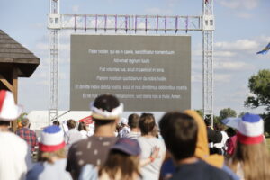 21.07.2016 Pielgrzymi z różnych krajów, zdążający na Światowe Dni Młodzieży w Krakowie spotkali się w Wiślicy. / Jarosław Kubalski / Radio Kielce