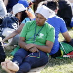 21.07.2016 Pielgrzymi z różnych krajów, zdążający na Światowe Dni Młodzieży w Krakowie spotkali się w Wiślicy. / Jarosław Kubalski / Radio Kielce