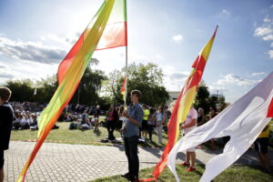 21.07.2016 Pielgrzymi z różnych krajów, zdążający na Światowe Dni Młodzieży w Krakowie spotkali się w Wiślicy. / Jarosław Kubalski / Radio Kielce