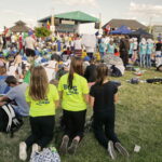 21.07.2016 Pielgrzymi z różnych krajów, zdążający na Światowe Dni Młodzieży w Krakowie spotkali się w Wiślicy. / Jarosław Kubalski / Radio Kielce