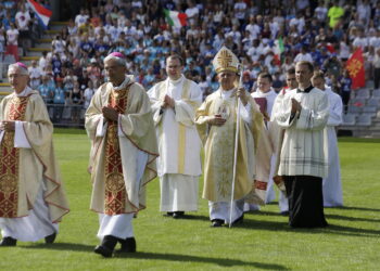 23.07.2016 Kielce. Msza Święta i Wieczór Uwielbienia na Kolporter Arena dla pielgrzymów. / Jarosław Kubalski / Radio Kielce