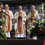 23.07.2016 Kielce. Msza Święta i Wieczór Uwielbienia na Kolporter Arena dla pielgrzymów. / Jarosław Kubalski / Radio Kielce
