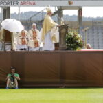 23.07.2016 Kielce. Msza Święta i Wieczór Uwielbienia na Kolporter Arena dla pielgrzymów. / Jarosław Kubalski / Radio Kielce