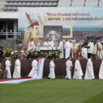23.07.2016 Kielce. Msza Święta i Wieczór Uwielbienia na Kolporter Arena dla pielgrzymów. / Jarosław Kubalski / Radio Kielce