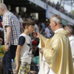 23.07.2016 Kielce. Msza Święta i Wieczór Uwielbienia na Kolporter Arena dla pielgrzymów. / Jarosław Kubalski / Radio Kielce
