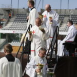 23.07.2016 Kielce. Msza Święta i Wieczór Uwielbienia na Kolporter Arena dla pielgrzymów. / Jarosław Kubalski / Radio Kielce