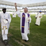 23.07.2016 Kielce. Msza Święta i Wieczór Uwielbienia na Kolporter Arena dla pielgrzymów. / Jarosław Kubalski / Radio Kielce