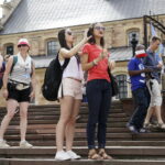 23.07.2016 Kielce. Pielgrzymi na ŚDM zwiedzają miasto. / Jarosław Kubalski / Radio Kielce